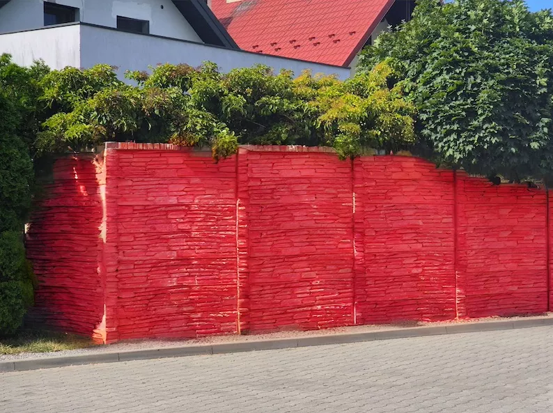 ogrodzenie betonowe pomalowane farbą aksilbet w kolorze czerwonym