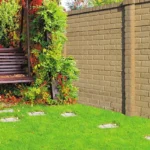 ogrodzenie betonowe pomalowane farbą aksilbet w kolorze beżowym