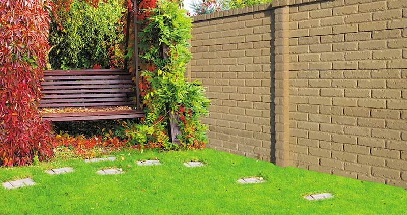 ogrodzenie betonowe pomalowane farbą aksilbet w kolorze beżowym