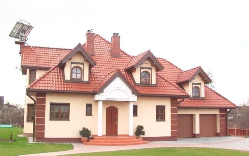 Dom z jasną elewacją pomalowaną farbą elewacyjną