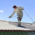 Malowanie dachu z blachy ocynkowanej - baner.