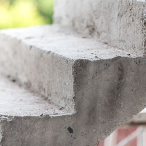 Jak odnowić stare zewnętrzne schody betonowe? Poradnik